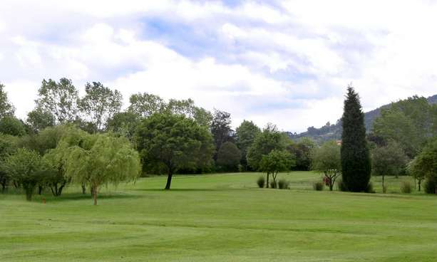 Vista del hoyo 2 del campo de La Morgal