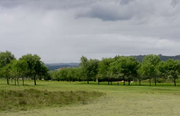 Vista del hoyo 6 del campo de La Morgal